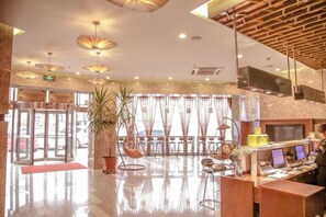 Lobby - Regal Hotel (Jiamusi Railway Station Department Store) (Jiamusi)