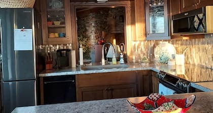 Charming 3-bedroom house with WiFi, AC Bonduel,family friendly for Packer Draft