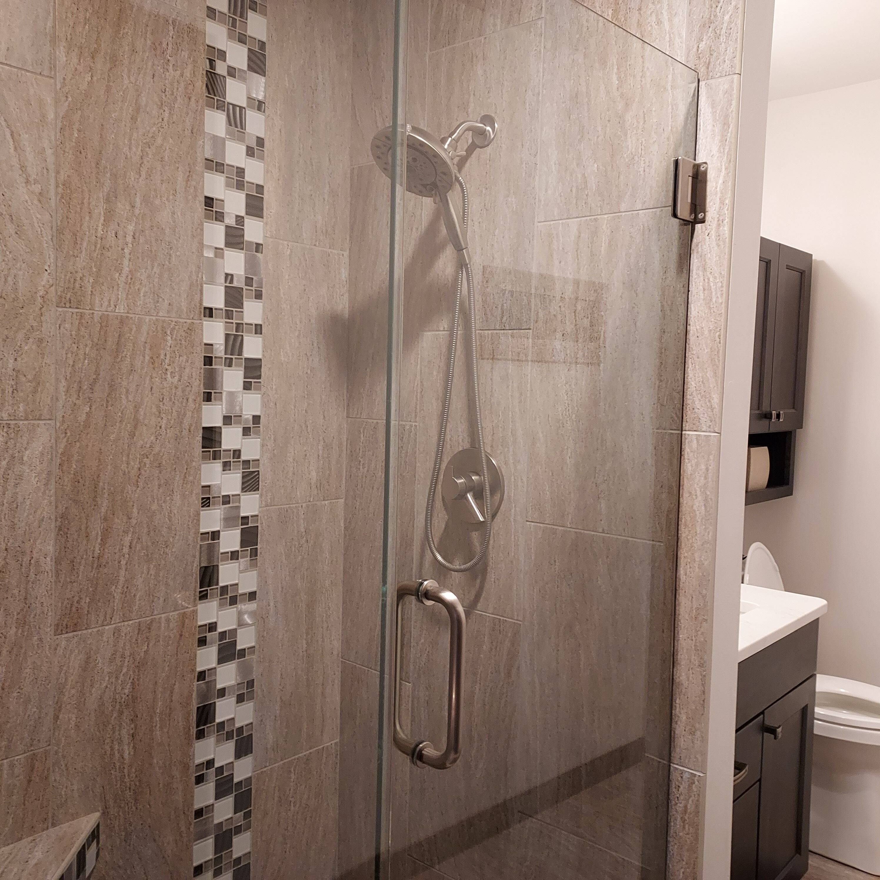 シャワー、タオル、トイレットペーパー