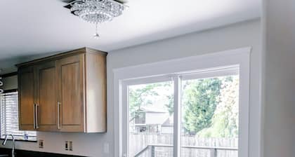 Modern Minimalist Home 4BR 5 Beds, AC Comfort & Wifi