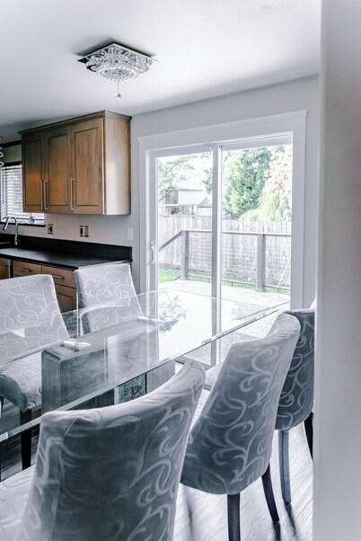 Modern Minimalist Home 4BR 5 Beds, AC Comfort & Wifi