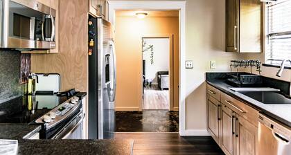 Modern Minimalist Home 4BR 5 Beds, AC Comfort & Wifi