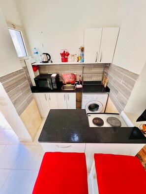 Fridge, microwave, oven - Inviting 1-Bed Apartment in Hurgada (Hurgada)