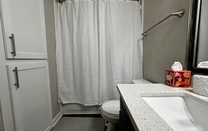 Secadora de cabello, toallas, papel de baño