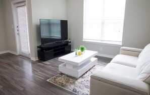 Living area - Spacious 1BR in Magnolia – Perfect for Long Stays (Magnolia)