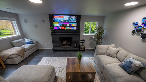 Una sala de estar moderna con chimenea, televisor de pantalla plana y asientos cómodos.