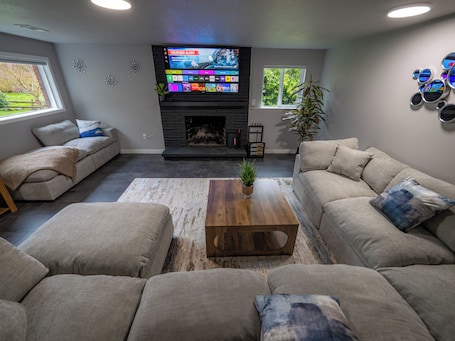 Smart TV, fireplace. Stylish Remodeled 2BR Retreat - Near Seattle - Peaceful, Clean, & Modern