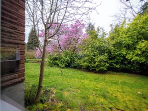 Property grounds - Stylish Remodeled 2BR Retreat - Near Seattle - Peaceful, Clean, & Modern (Shoreline)