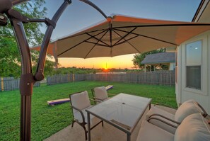 Outdoor dining - Lakeside heaven Hutto- Lake access 3bedroom near 130 (Hutto)