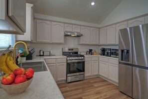 Een koelkast, een magnetron, een oven, een kookplaat