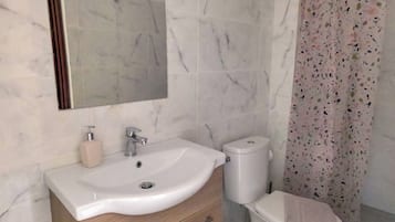 Classic Double Room, Balcony | Bathroom