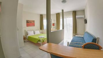 Classic-værelse til 3 personer - balkon | 1 soveværelse, skrivebord, mørklægningsgardiner, gratis Wi-Fi