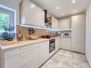 Fridge, oven, dishwasher, cookware/dishes/utensils