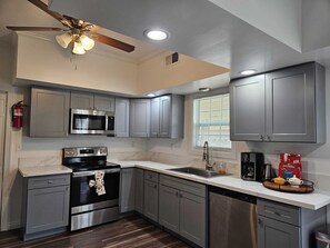 Kjøleskap, mikrobølgeovn, ovn og kokeplater