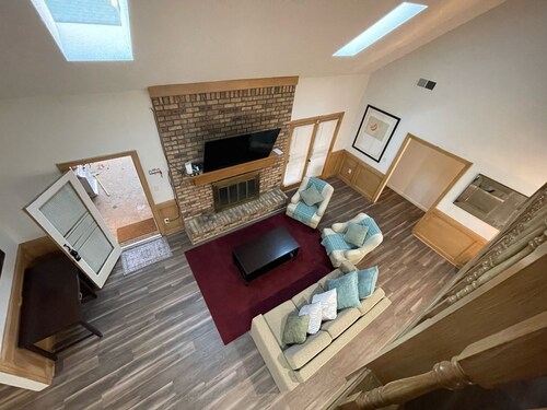 Expansive 7 BR Home Over 3,000 Sqft-Close to all Essentials.