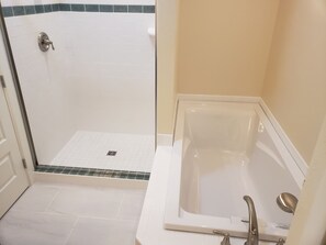 Douche, sèche-cheveux, serviettes fournies, savon