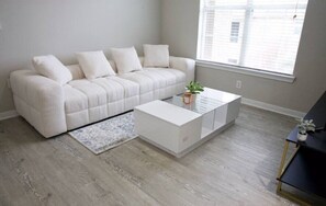 TV - Chic 1-bedroom apartment with WiFi, AC in welcoming Magnolia (Magnolia)