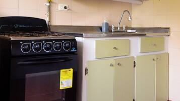 Kühlschrank, Ofen, Wasserkocher mit Kaffee-/Teezubehör, Wasserkocher