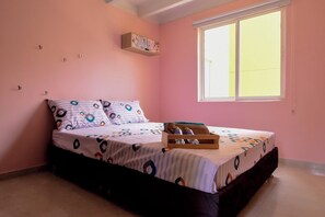 3 bedrooms, desk, iron/ironing board, free WiFi