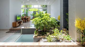 Deluxe Villa, 5 Bedrooms, City View | Living area