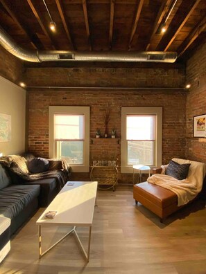 Smart TV, fireplace, books - Condo-OTR/Pendleton Art District, Cincinnati - 1 bedroom, free parking, balcony (Cincinnati)