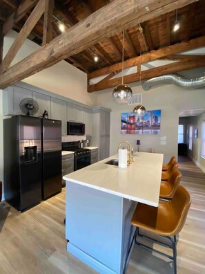 Frigorífico, microondas, horno y placa de cocina