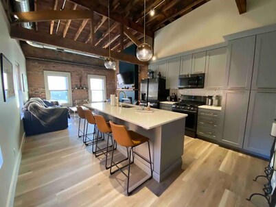 Condo-OTR/Pendleton Art District, Cincinnati - 1 bedroom, free parking, balcony