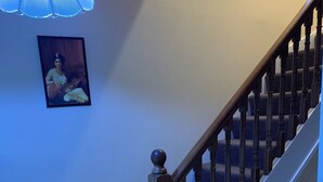 A staircase with wooden balusters and a carpeted landing. - Room-ensuite With King Bed 2 (Dublin)