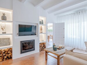 Télévision, cheminée