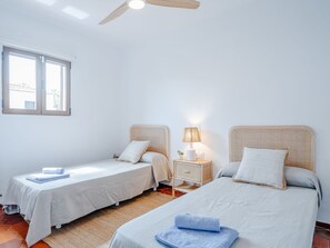 3 bedrooms, desk, internet