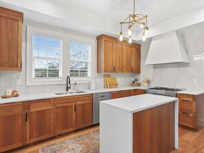 Fridge, microwave, oven, stovetop - Old-Portland Charmer in the Alphabet District (Portland)