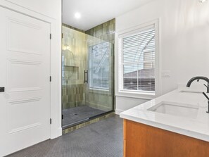 Ducha, secador de pelo, toallas y jabón