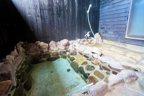 Chambre de base avec lits jumeaux, vue sur le jardin | Salle de bain | Baignoire et douche séparées, séchoir à cheveux, serviettes fournies