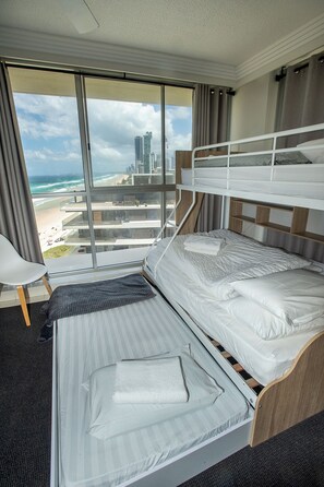 2 chambres, fer et planche à repasser, Wi-Fi, draps fournis