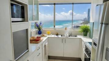 Geladeira, micro-ondas, fogão, cooktop