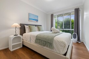 4 bedrooms, iron/ironing board, WiFi, bed sheets