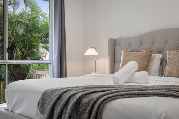 4 bedrooms, iron/ironing board, WiFi, bed sheets