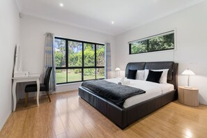 4 Schlafzimmer, Schreibtisch, Bügeleisen/Bügelbrett, WLAN