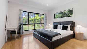 4 bedrooms, desk, iron/ironing board, WiFi