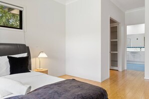 4 bedrooms, desk, iron/ironing board, WiFi