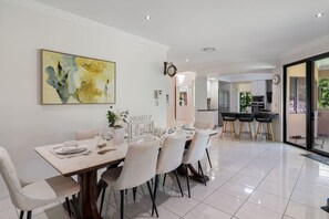 Dining - 4BSpacious Cozy Family Entertained home @Parkinson (Parkinson)