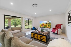 TV - 4BSpacious Cozy Family Entertained home @Parkinson (Parkinson)