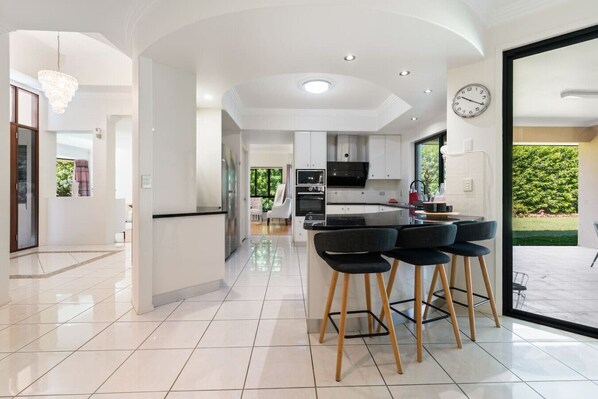 Fridge, microwave, oven, stovetop - 4BSpacious Cozy Family Entertained home @Parkinson (Parkinson)