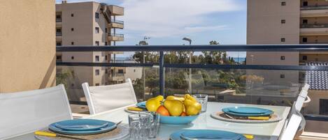 تناول الطعام بالخارج