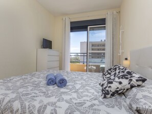 2 bedrooms, desk, Internet