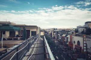 Un paisaje urbano con vista a edificios y un puente.
