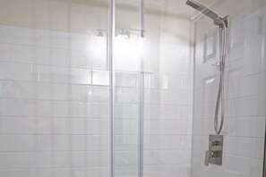 Dusche, Haartrockner, Bidet, Handtücher