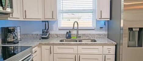 Geladeira, micro-ondas, fogão, cooktop