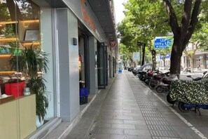 Una vorera amb patins estacionats i una botiga amb un rètol.