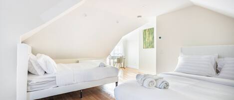 House, Pets Allowed | Blackout drapes, free WiFi